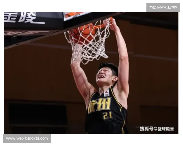 胡金秋见证冠军旗帜升起瞬间眼含热泪，全场球迷欢声雷动